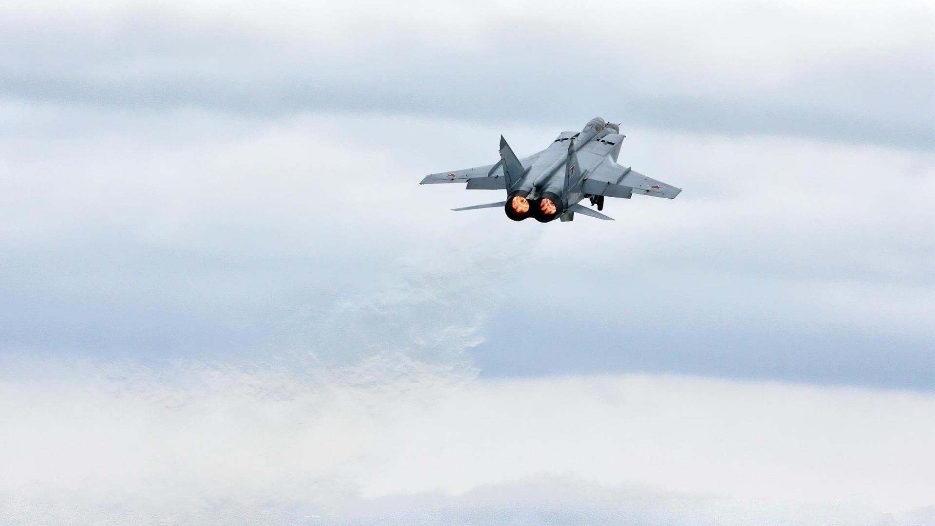 世俱杯足球-“乔丹的威严：篮球之神的职业生涯巅峰”，乔丹是篮球界最强吗